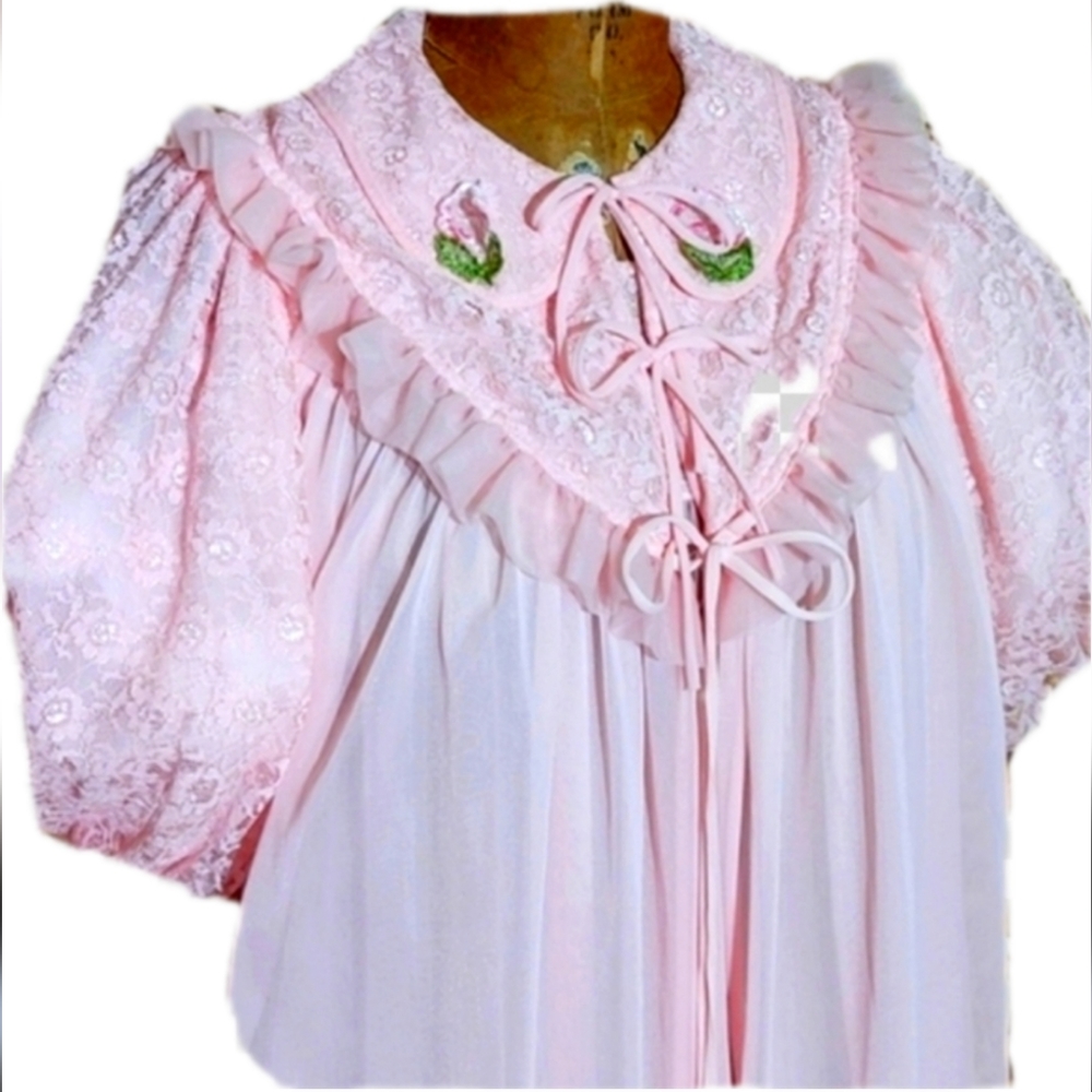 Tacky or Gorgeous?  Vintage peignoire set